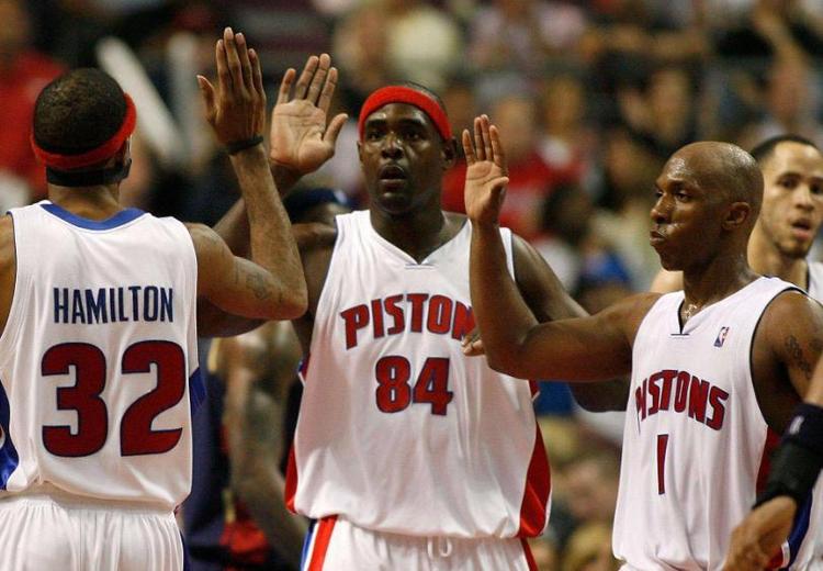 库明加10中1！科尔：每个球员都会有起有落，赢球是最重要的（库明加手感低迷仅10投1中，科尔：状态有起伏，赢球最关键）