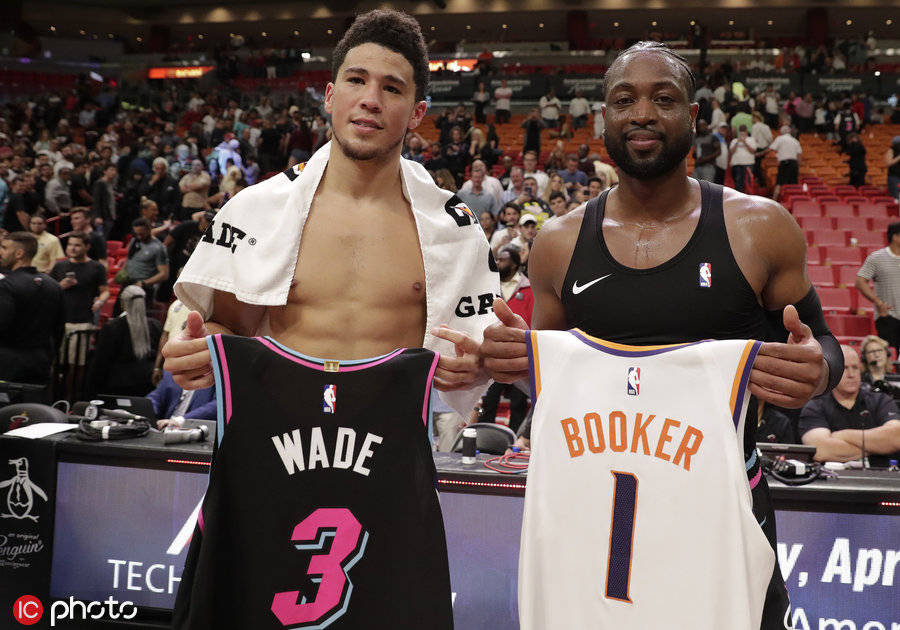 欧联比赛中一球员嘲讽对手鼻子形状，多名队友上前打抱不平（欧联赛场球员讥讽对手鼻型，多名队友上前声援）