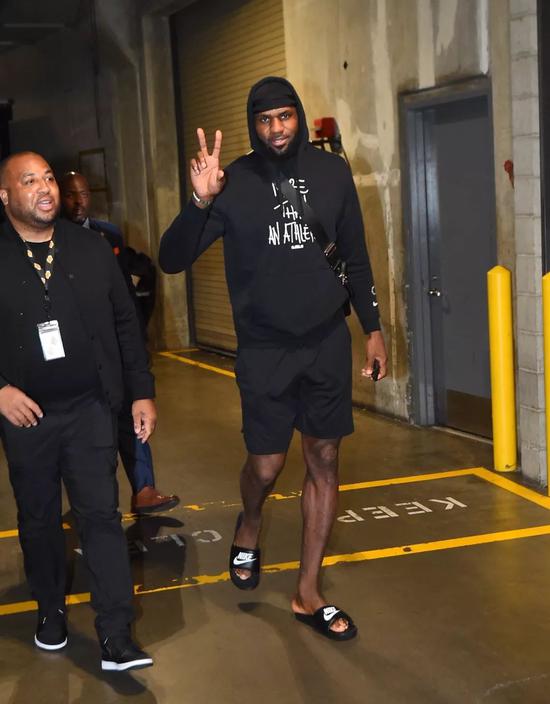 篮球勇士迎来五连胜，状态全面回暖（勇士豪取五连胜，整体状态强势回升）