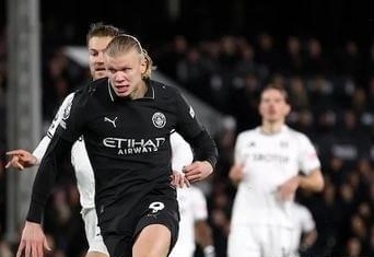 足坛年终大战即时排名：姆巴佩榜首，萨拉赫、托纳利暂32强之外（年终足坛决战实时榜：姆巴佩领跑，萨拉赫与托纳利暂未跻身32强）