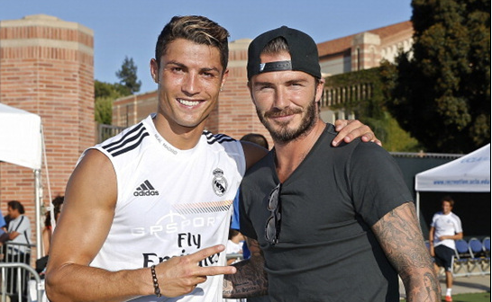 周杰伦赛场表现抢眼，16投6中贡献17分7板2助2断1帽（周杰伦状态火热，16投6中斩获17分7篮板2助攻2抢断1盖帽）