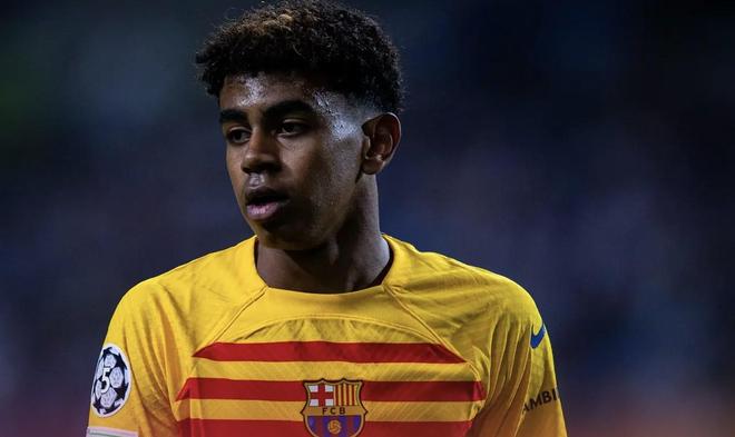 小将赛后拥抱母亲太感人（赛后小将与母亲相拥，场面动人）