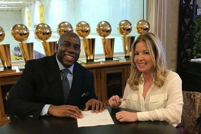 伊布社交媒体秀冠军数量 15个赛季拿13个联赛冠军（伊布社媒晒荣誉：15季斩获13座联赛桂冠）