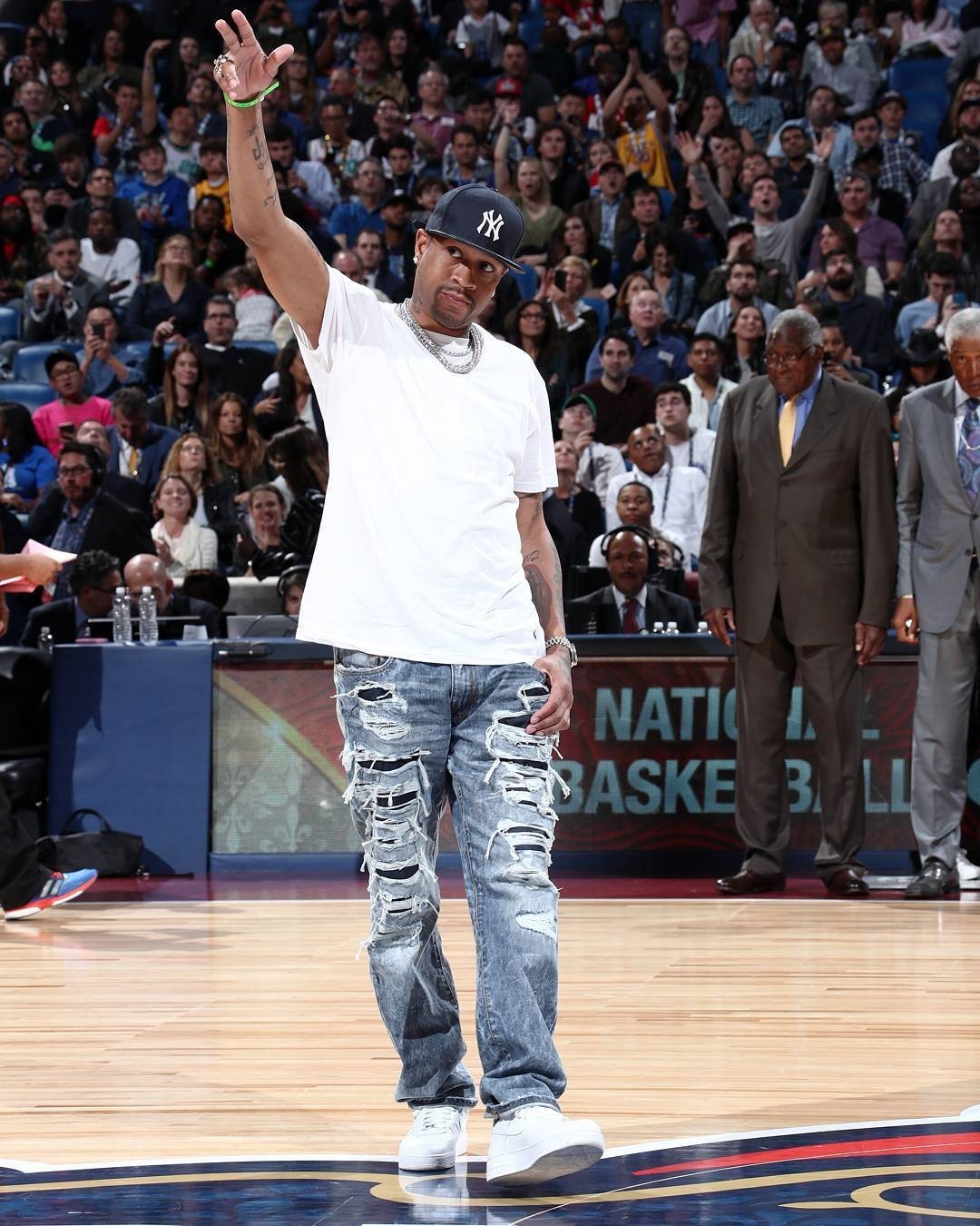 致敬若塔，利物浦旧将米尔纳新赛季改穿布莱顿20号球衣（为致敬若塔，米尔纳新赛季改穿布莱顿20号战袍）