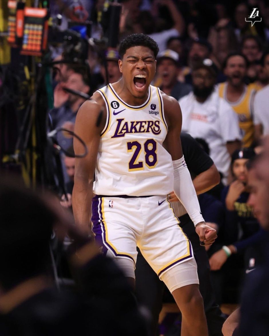 大心脏！杰伦·约翰逊三分再中 帮助老鹰追到仅差1分（关键时刻！杰伦·约翰逊再中三分，老鹰将分差缩至1分）